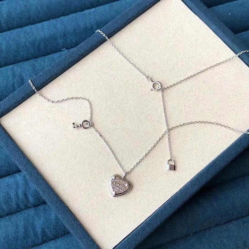 Heart-Shaped Pendant Sterling Silver 925 Women's Key Necklace 18K Heart Lock Necklace Light Luxury Clavicle Chain Simple Niche Love