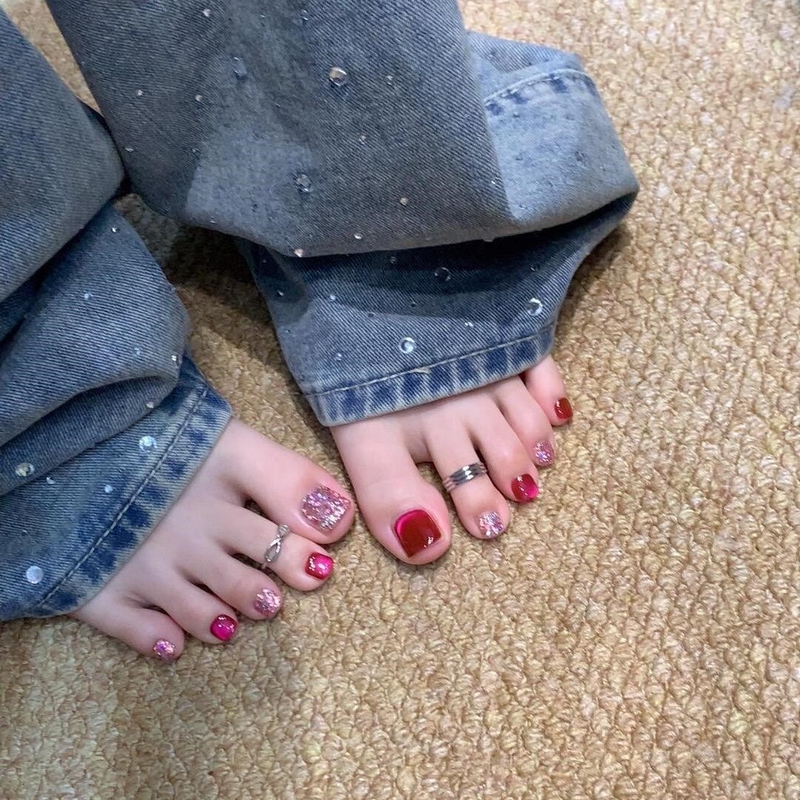 Handmade Phototherapy Wearable Nails with Dazzling Rose Red Cat Eye Nail Polish, Simple Glitter Nails That Enhance Whiteness and Create a High-End Feel