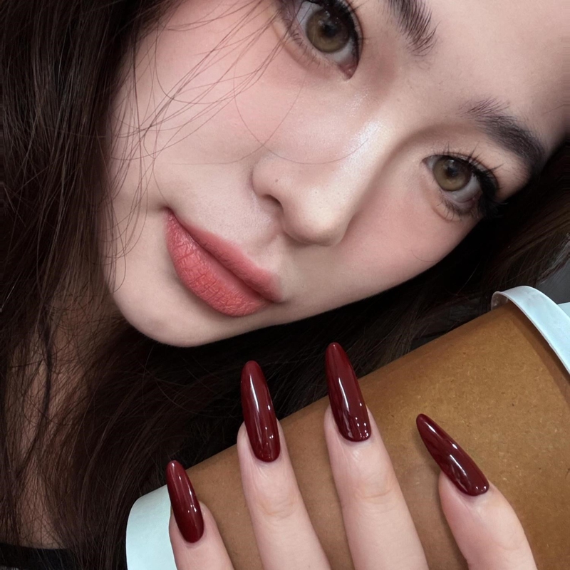 High-End European and American Style Hot Girl Wearing White and Red Nails, Almond-Shaped Nails, Medium-Length, White and Red Manicure, Bridal Nails