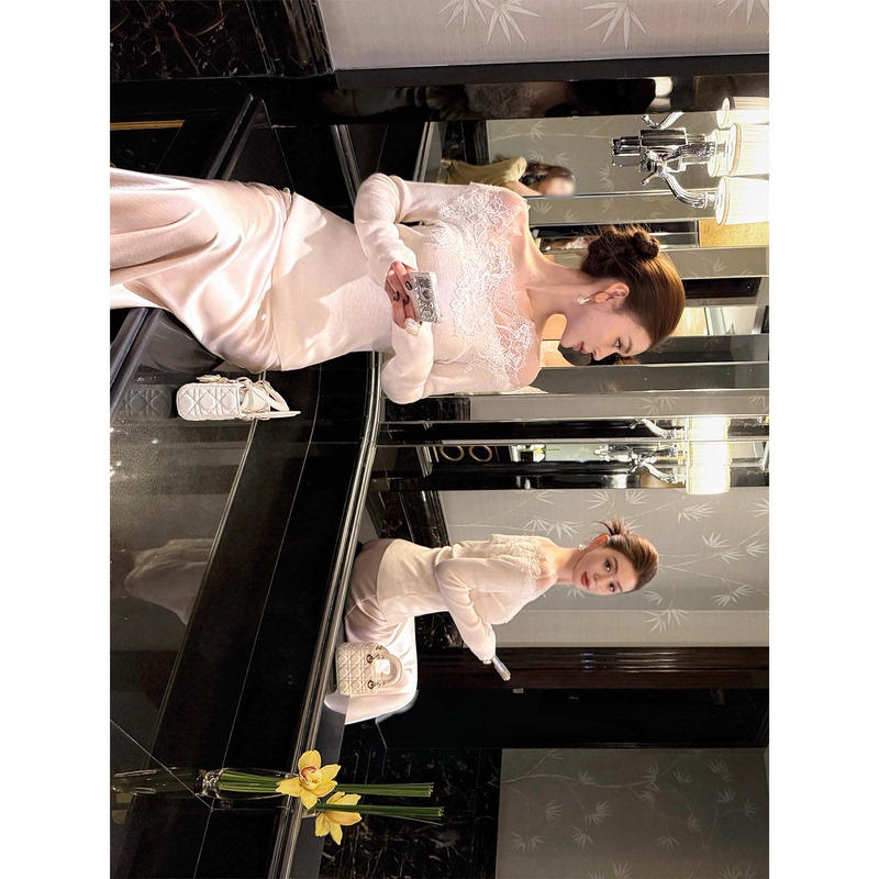Feng Xinying's Luxurious Lace, Heavy Lace with Sparkling Rhinestones, Off-Shoulder, Waist-Cinching Wool Knit Long-Sleeve Pullover Top