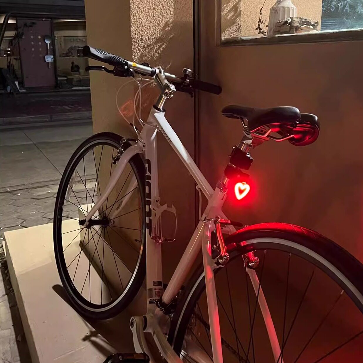 自行车骑行爱心骨头装饰灯公路车尾灯夜骑灯山地车充电警示灯后灯