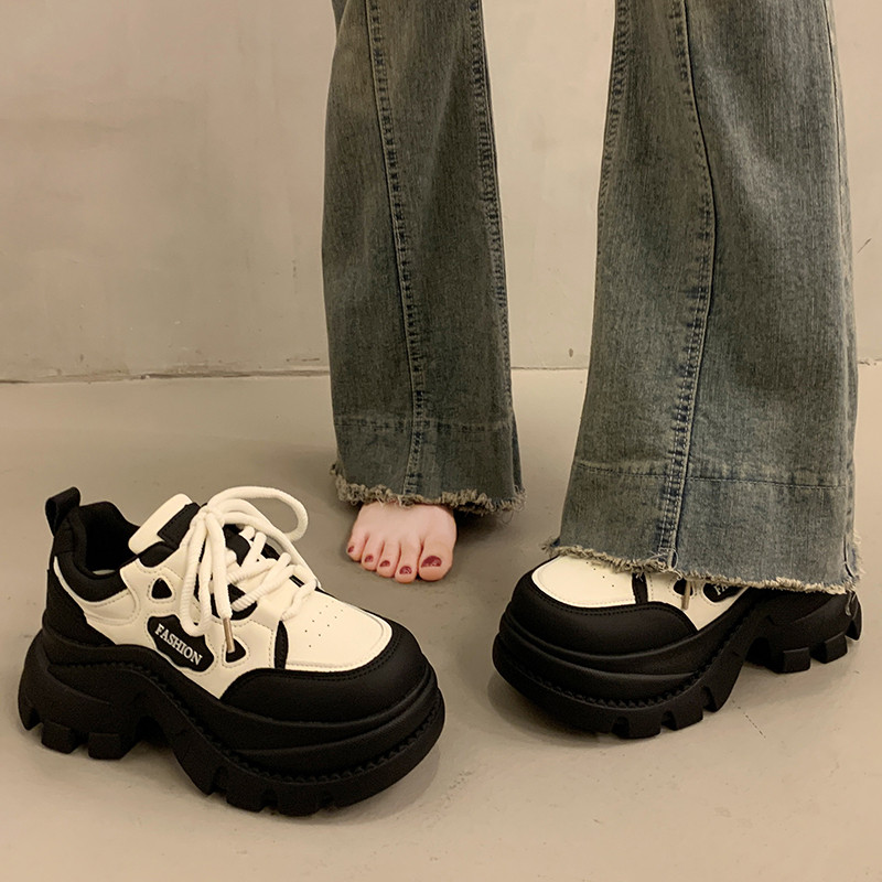 Женские туфли daddy на толстой подошве в взрывном стиле muffin немного увеличивают рост в новых осенних универсальных белых туфлях для спорта и отдыха 2025 года