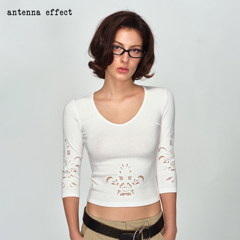 Antenna Effect Retro 90S Holiday Style Cut Out Embroidered V-Neck Three-Quarter Sleeve Short Slim Fit Top t Antenna Effect Retro 90S Holiday Style Cut Out Embroidered V-Neck Three-Quarter Sleeve Short Slim Fit Top t