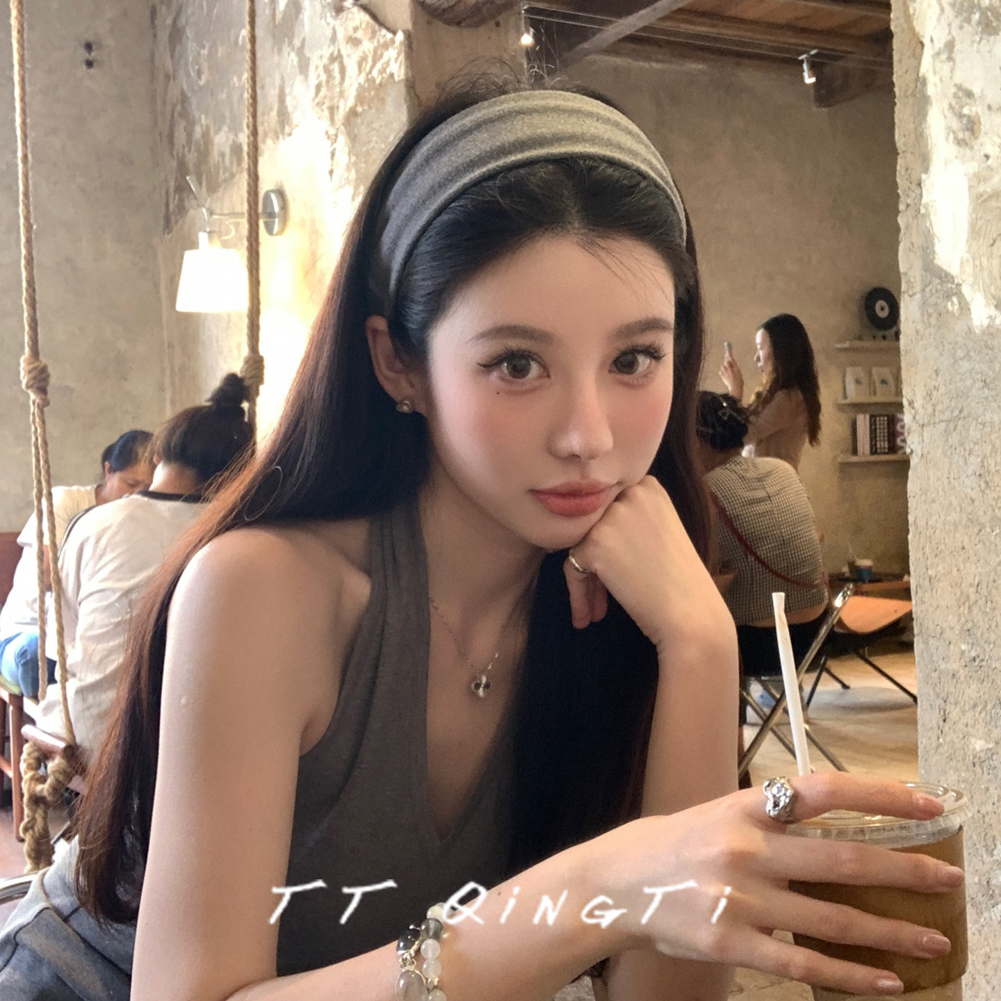 High-end gray wide-brimmed headband for women, new style for 2026, high crown headband, versatile and stylish hair clip for going out.