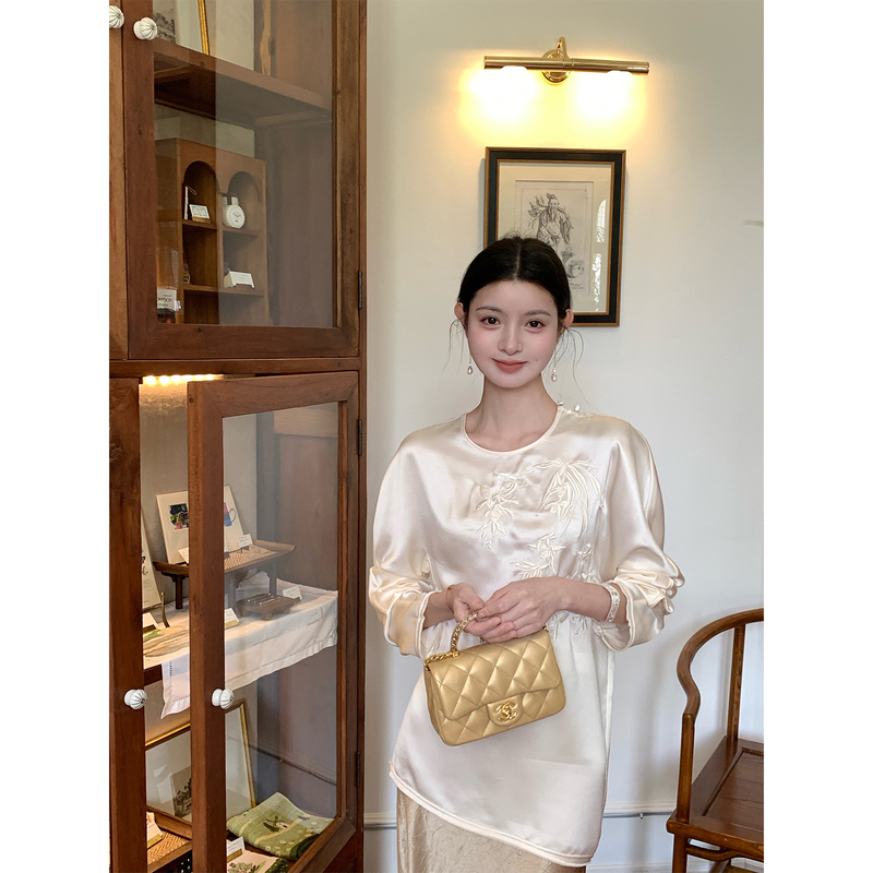 Fleme Man Ye, a New Chinese-Style Heavy Embroidery Top with a High-End Feel, Made of Acetate with a Lustrous Oriental Aesthetic