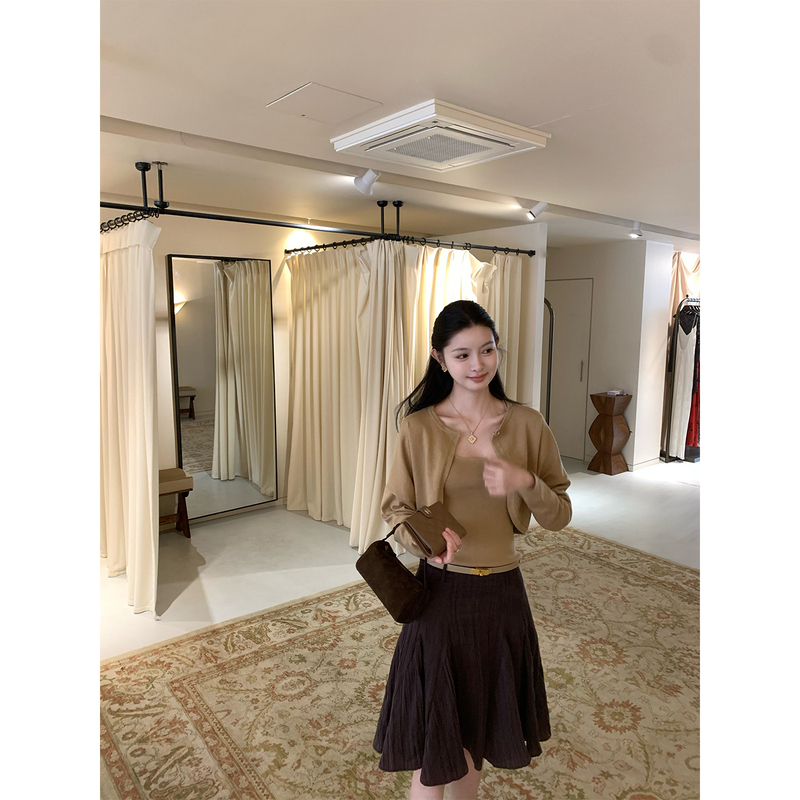 Fleme's "Nostalgic Sample" Simple and Elegant Two-Piece Knitted Sweater Cardigan Set That Enhances the Proportions Fleme's "Nostalgic Sample" Simple and Elegant Two-Piece Knitted Sweater Cardigan Set That Enhances the Proportions