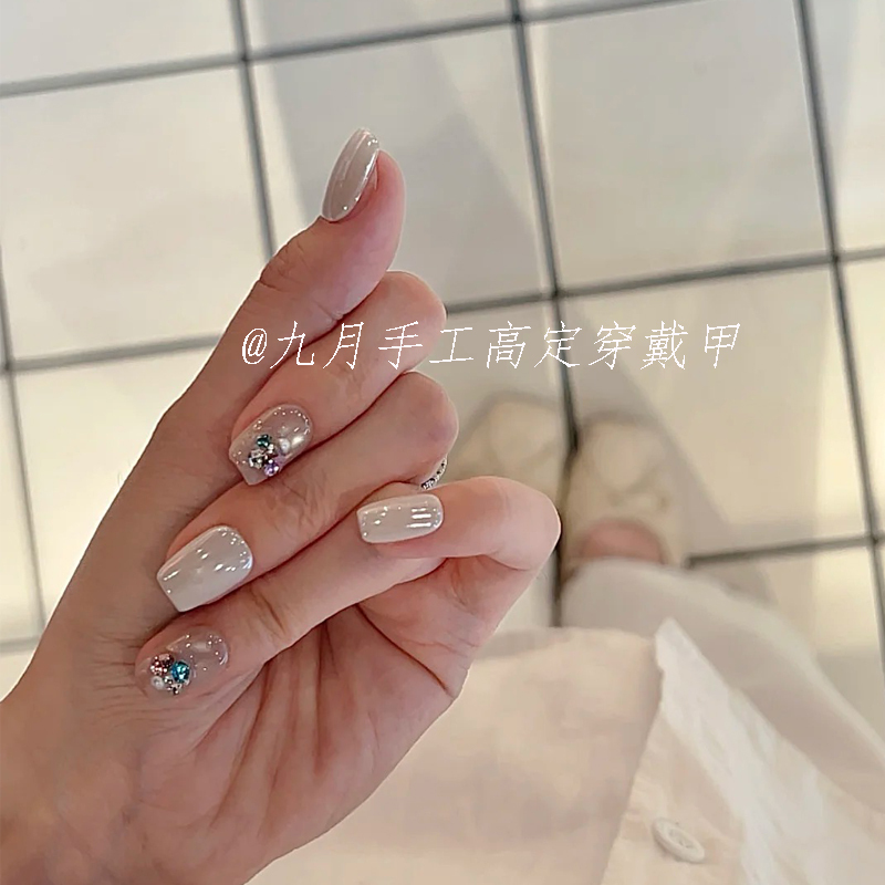 Handmade Luxury Nail Art with Colorful Diamonds, Star Fragments, Milky White Pearls, and Aurora Effect, Elegant Nail Design That Enhances Complexion, High-End Fake Nail Tips