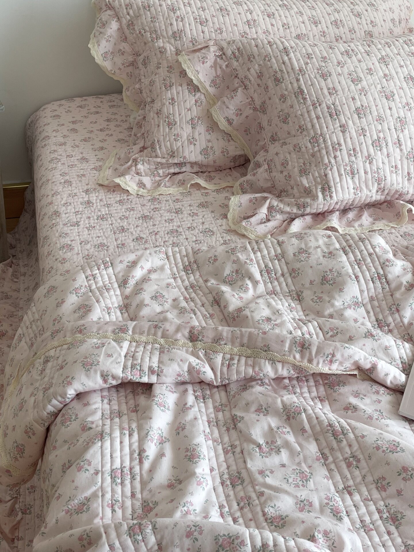 Корейский стеганый комплект постельного белья из 100% хлопка с мелким цветочным принтом и кружевной отделкой, 3 предмета