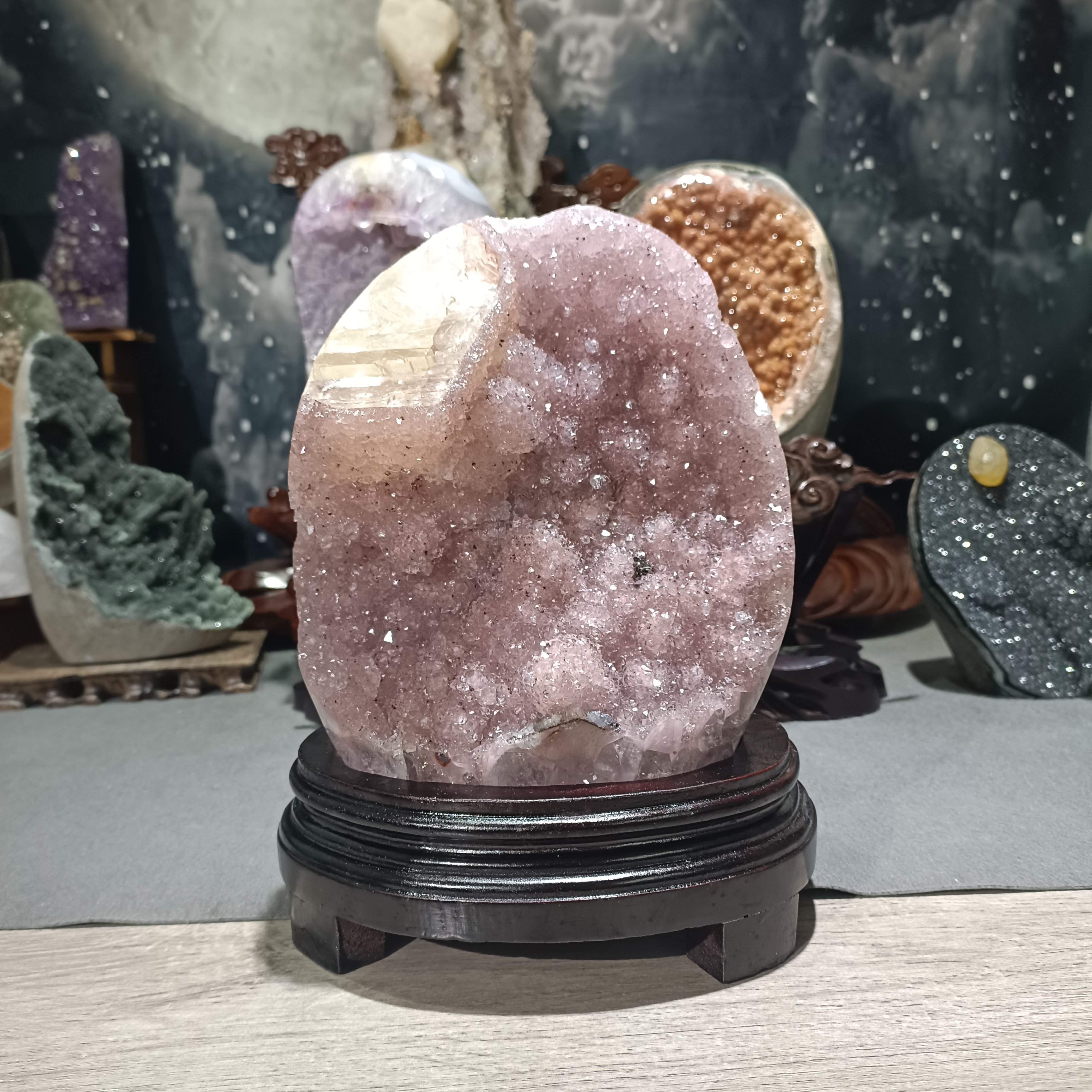 ピンク色のカルサイトの装飾品