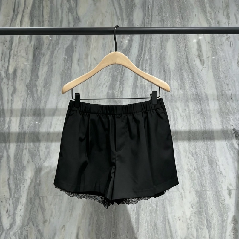 Moco2026 Summer New Product Lightweight Elastic High-Waisted Lace Splicing Black Wide-Leg Shorts Mbf2Sot011