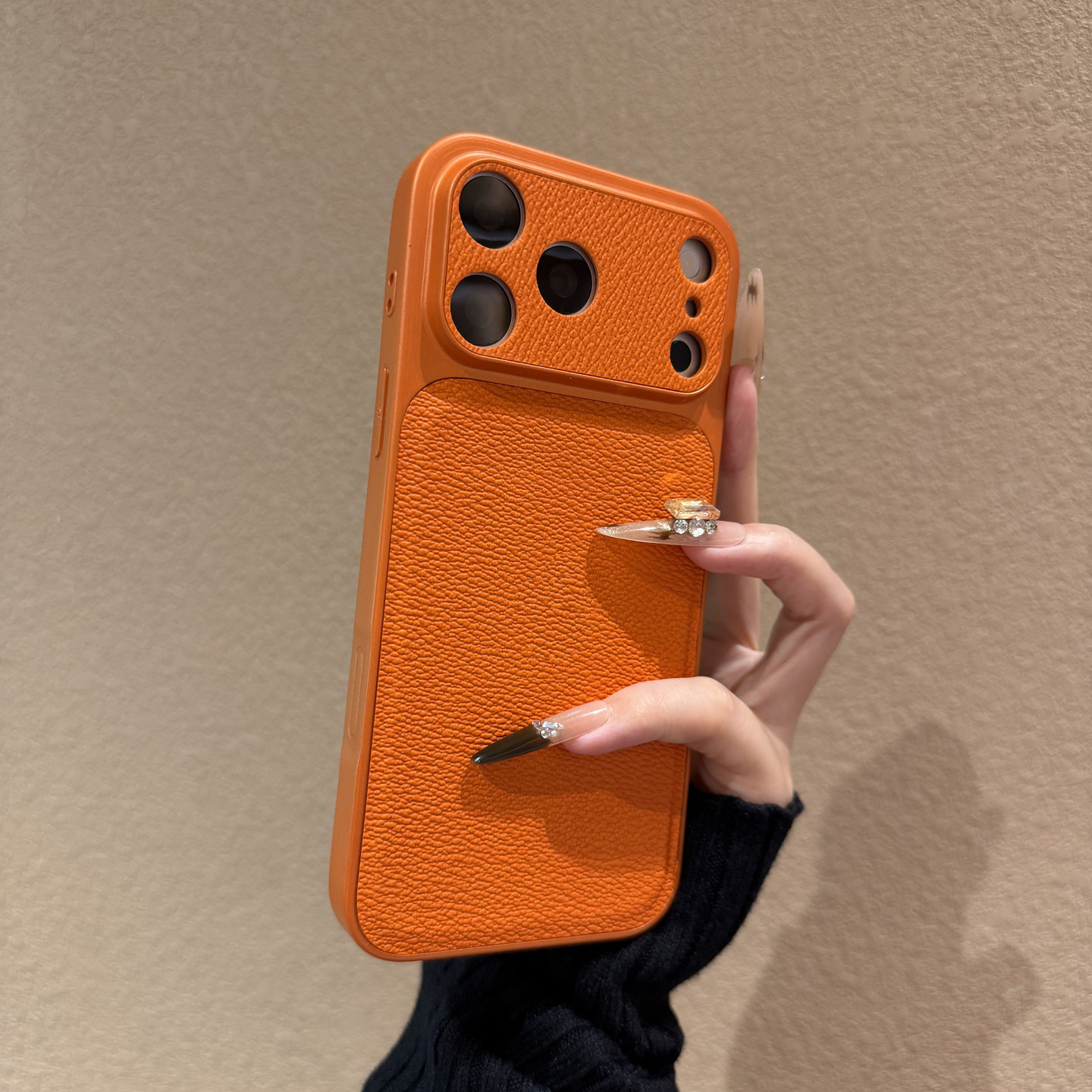 Coque Apple 17 Max motif cuir litchi orange automne-hiver, nouveau modèle ultra-fin, transforme instantanément l'iPhone 16_voghion.com