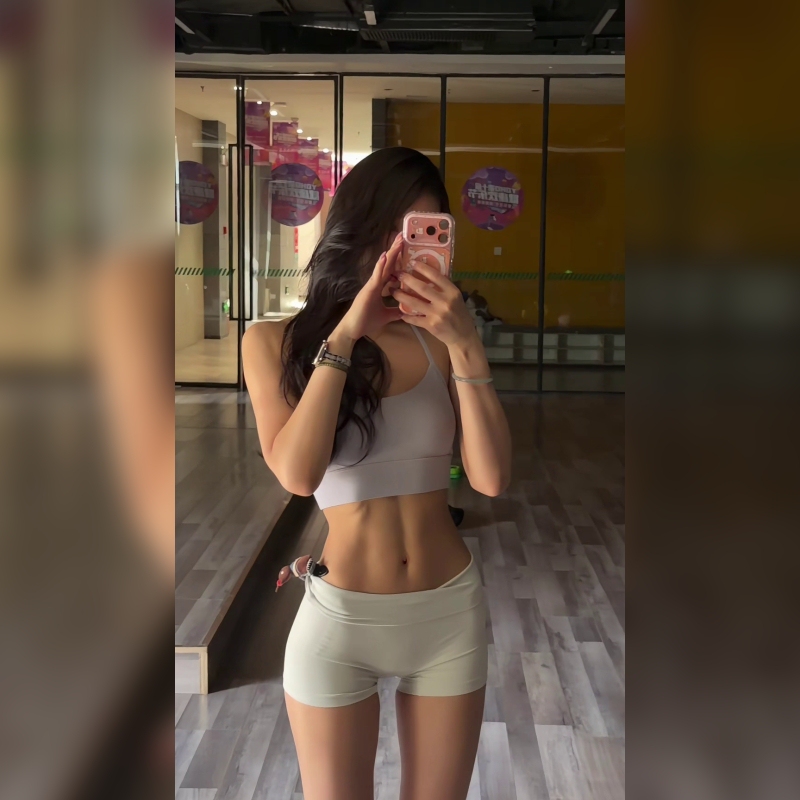 Low-Waisted Tight-Fitting Yoga Pants That Accentuate the Body's Curves, Provide Comfort during Exercise, and Are Suitable for Fitness Women to Wear