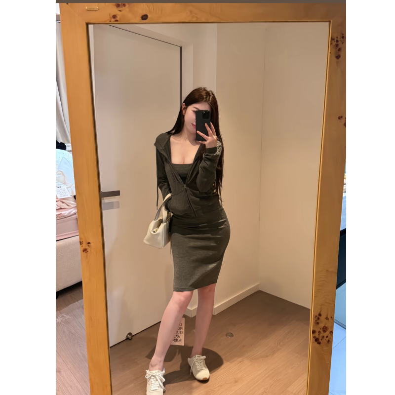 A New Spring Style Elegant and Fashionable Sleeveless Pullover Dress with Air Layer and Slit in a Minimalist Gray Design