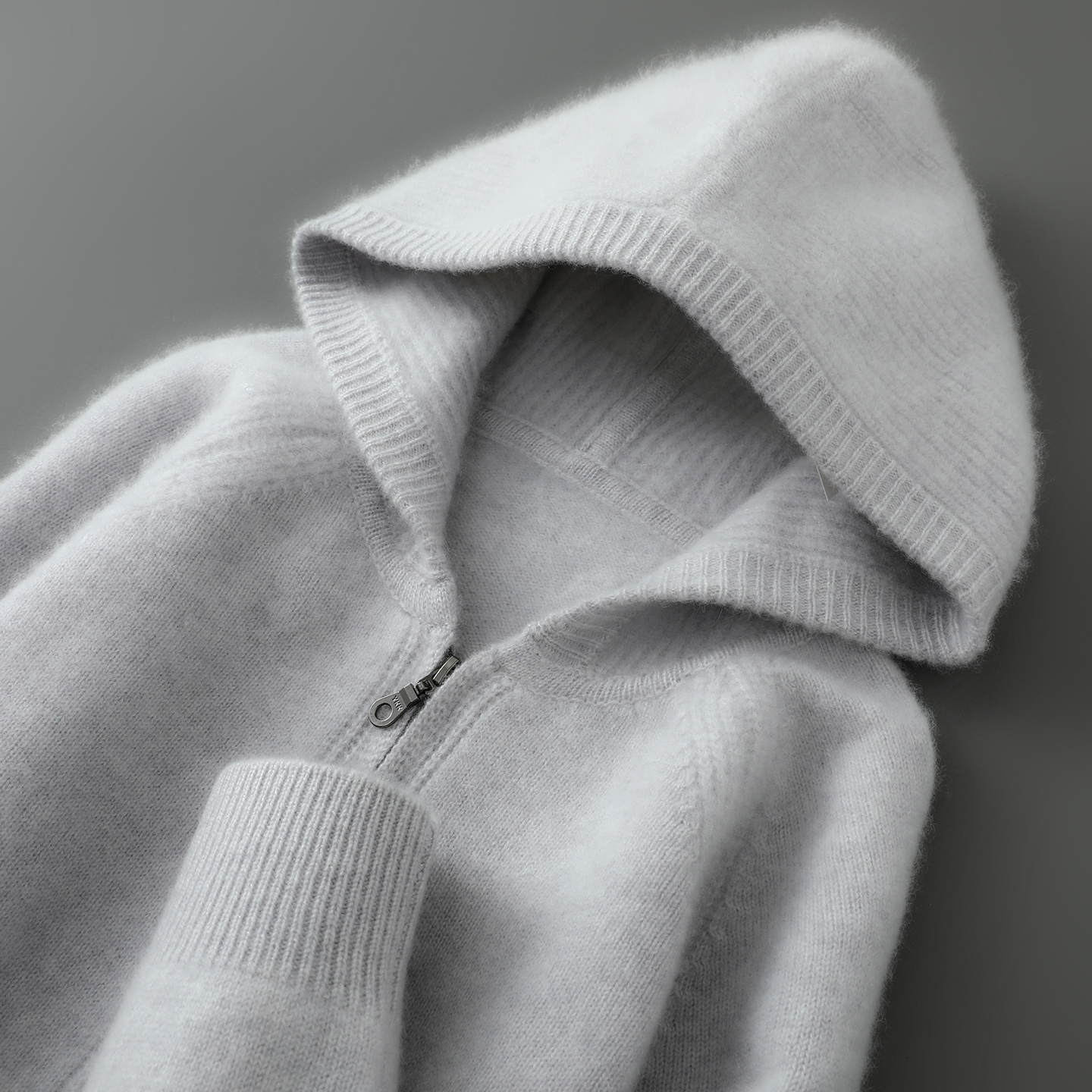 100%山羊绒针织衫：秋冬季男士御寒新宠