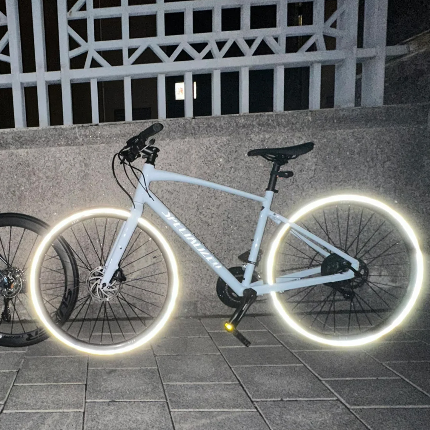自転車の夜間ホイールハブ用発光反射ステッカー、マウンテンロードバイクの夜間走行用タイヤリム装飾反射ストリップに適しています