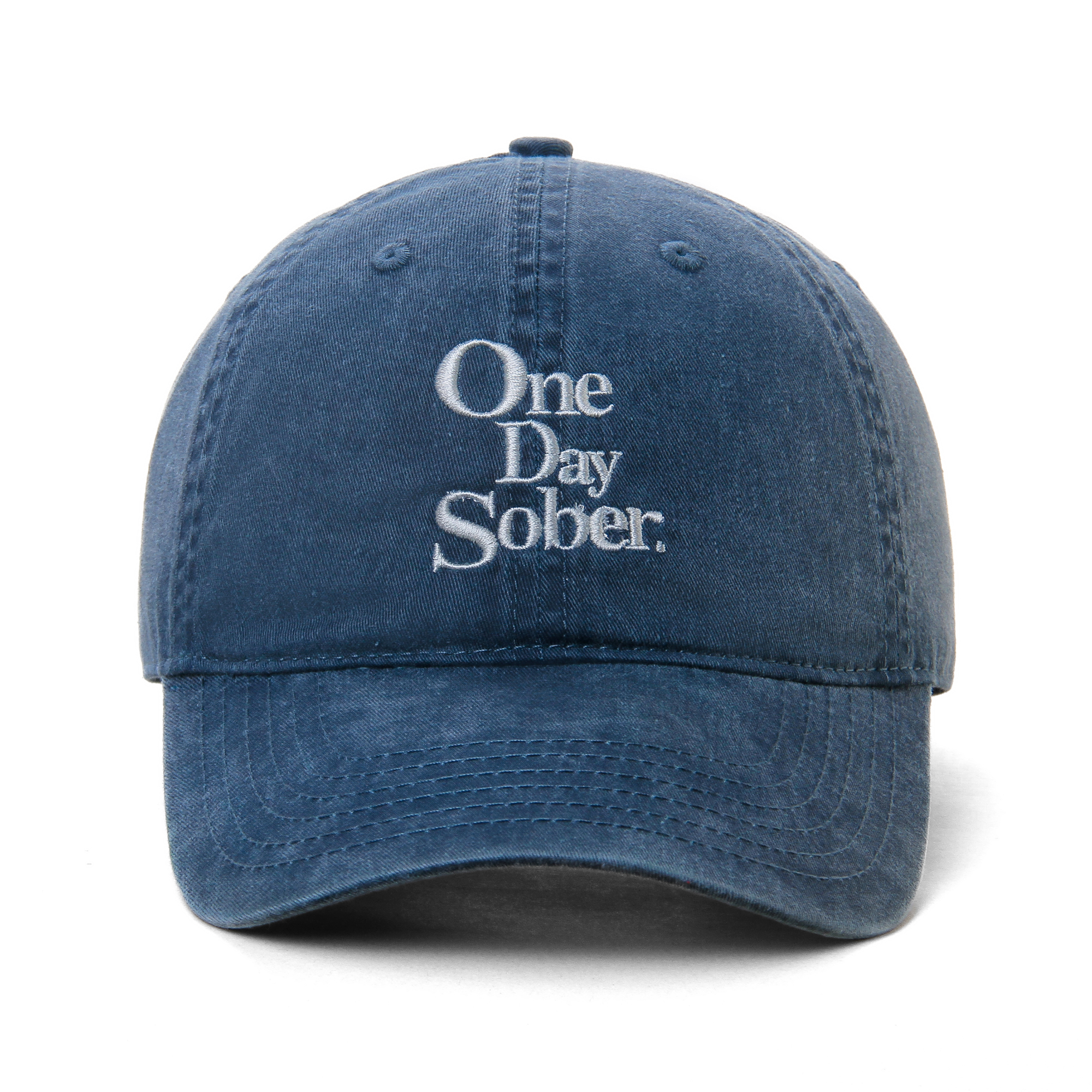 One Day Soberのウォッシュ加工を施したヴィンテージ風のロゴ刺繍入りベースボールキャップ、アメリカンスタイルのカーブブリムキャップ