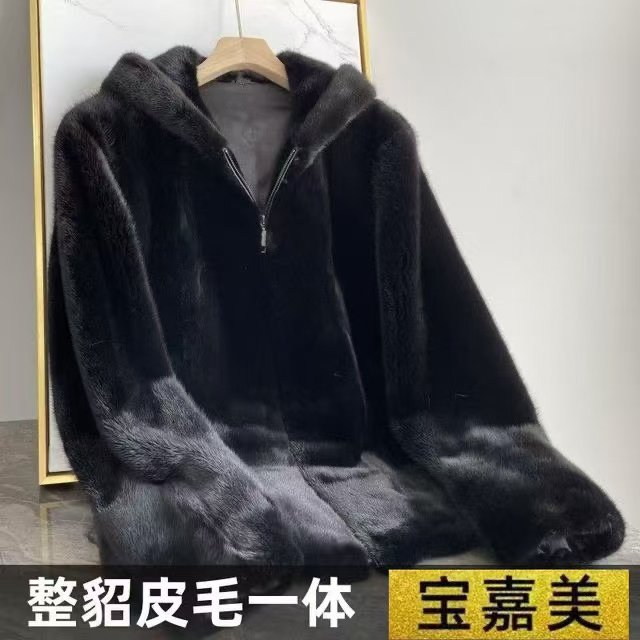本物のミンクの毛皮を使用した男性用コート。輸入ミンクの毛皮を100%使用し、ハイニングファーを使用した、お父さん向けのショート丈フード付きジャケットです。