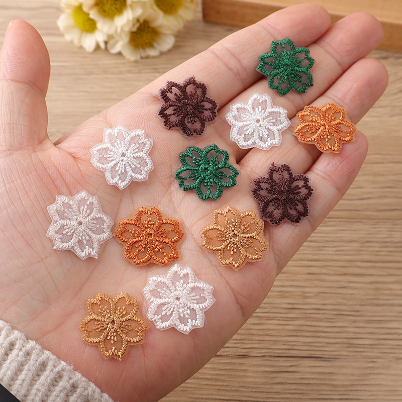小さなレースの花のパッチ自己接着刺繍ダウンジャケットパッチセーターガーゼスカート服の穴の装飾アップリケ