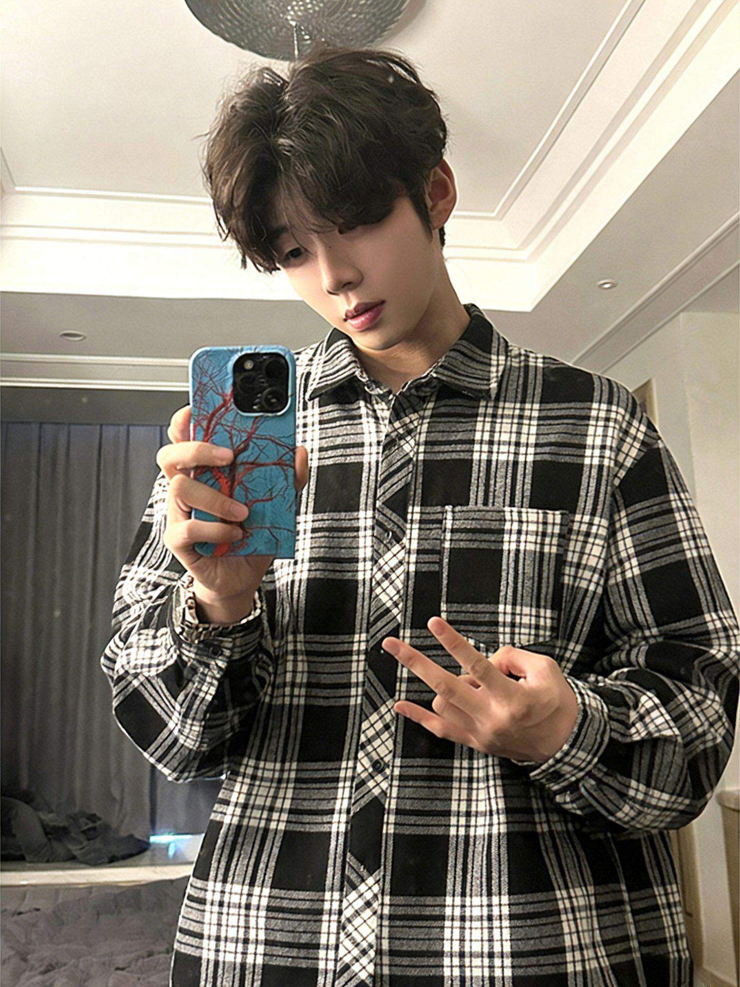 Black and White Retro Brushed Plaid Shirt for Men, Autumn and Winter Casual Loose Long-Sleeved Shirt with Fleece, Japanese Style Youthful Jacket