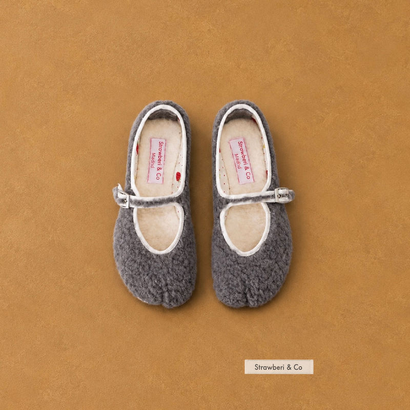 Strawberi&Co Strawberry Shoes'Frost' Lamb Wool One-Strap Split-Toe Mary Jane Granny Shoes