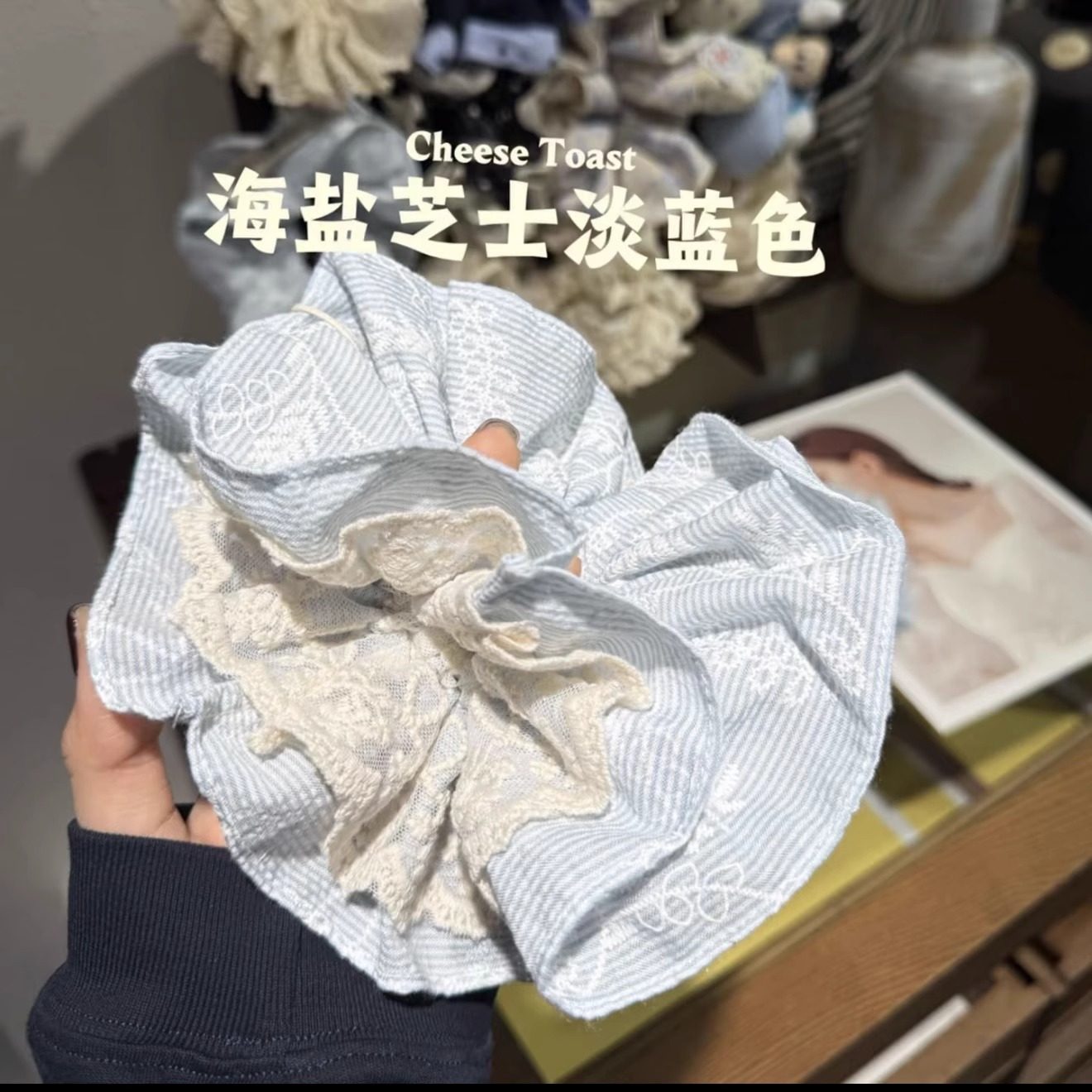 韓国風の刺繍入りチェック柄シュシュとヘアゴムはとても可愛らしく、高級感があります。新作のブルーの森ガール風レースヘアゴムも登場。