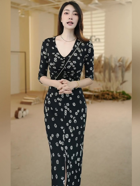 Mijie 2025 Autumn New Fashionable Black V-Neck Printed Slit Dress for Women, Elegant and Slimming Long Dress