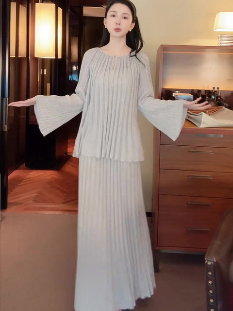 Mijie 2025 New Style Light Gray Elegant and Slimming Suit for Women, Suitable for Daily Commuting, Loose Long-Sleeved Top Two-Piece Set