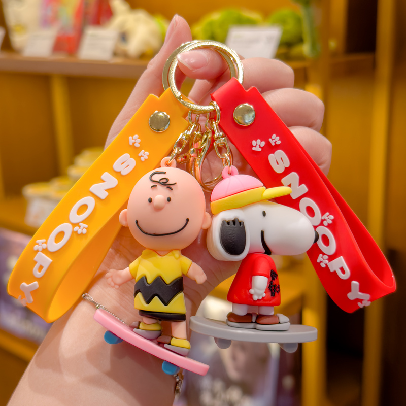 Cartoon Charlie Skateboard Snoopy Keychain Backpack Keyring Doll Pendant Couple Cute Ornament Gift Cartoon Charlie Skateboard Snoopy Keychain Backpack Keyring Doll Pendant Couple Cute Ornament Gift