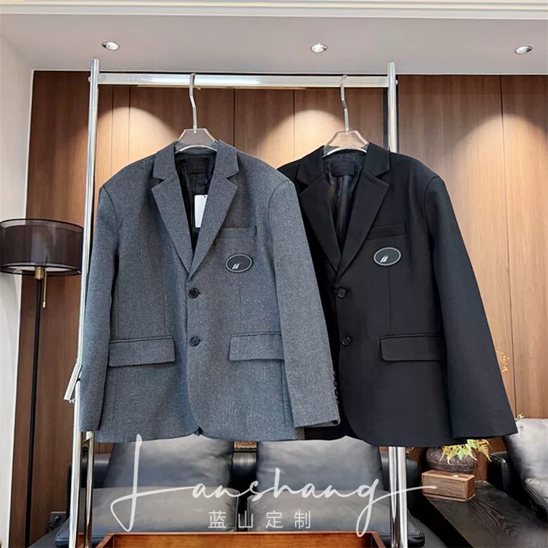 Yang Yang's Same Style Classic Suit with Chest Patch Badge, Linen Gray Silhouette Round Logo Suit Jacket Yang Yang's Same Style Classic Suit with Chest Patch Badge, Linen Gray Silhouette Round Logo Suit Jacket