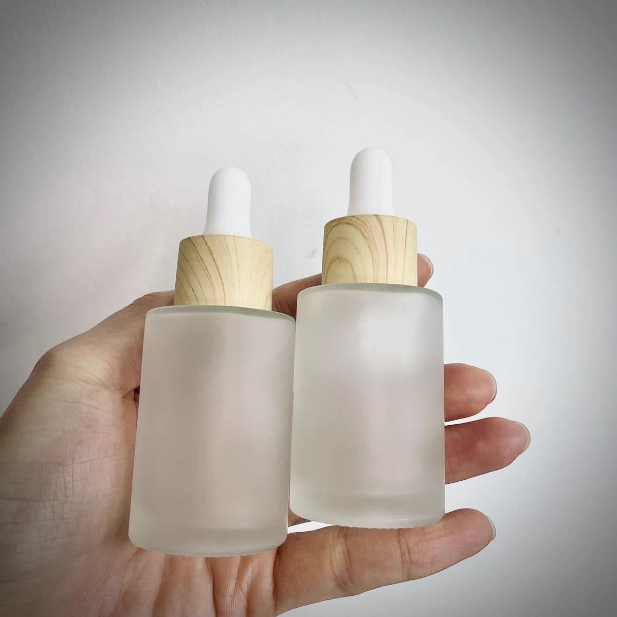 精雕细琢的美学与功能：解读磨砂玻璃滴管瓶的魅力