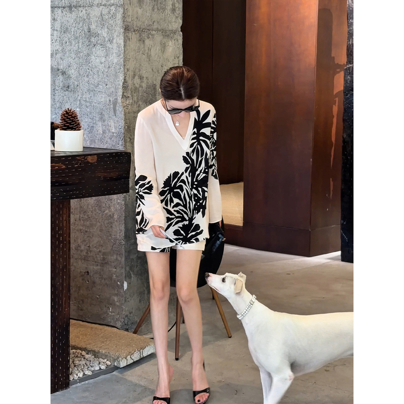 Liu Xiongxiong Mcmax【Cool to the Bone】High-End Batwing Sleeve Printed Top and Shorts Set with a Sense of Sophistication for Women Liu Xiongxiong Mcmax【Cool to the Bone】High-End Batwing Sleeve Printed Top and Shorts Set with a Sense of Sophistication for Women