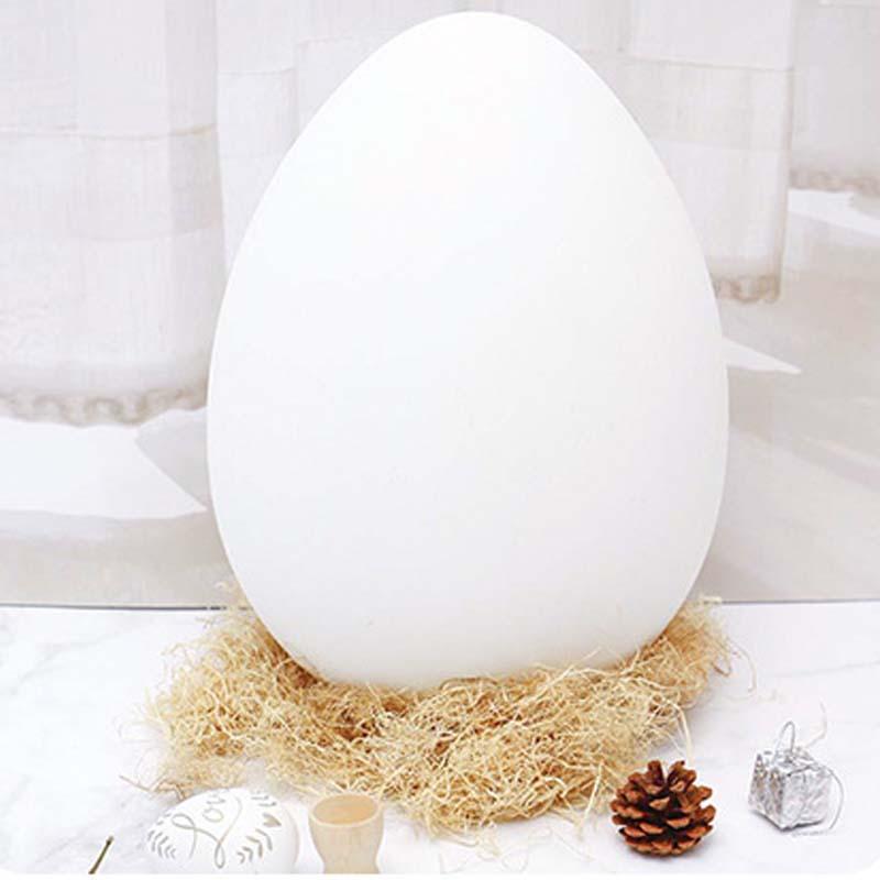 20/30cmの白い卵の舞台小道具、イースターエッグの屋台、手描きの塗装済みプラスチック製の偽の卵の巣、DIY