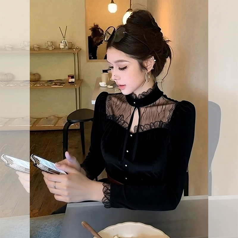 Черная бархатная блузка с кружевной строчкой в стиле Хепберн, женская новинка 2025 года, легкая роскошная высококачественная легкая французская рубашка для зрелых, зимняя