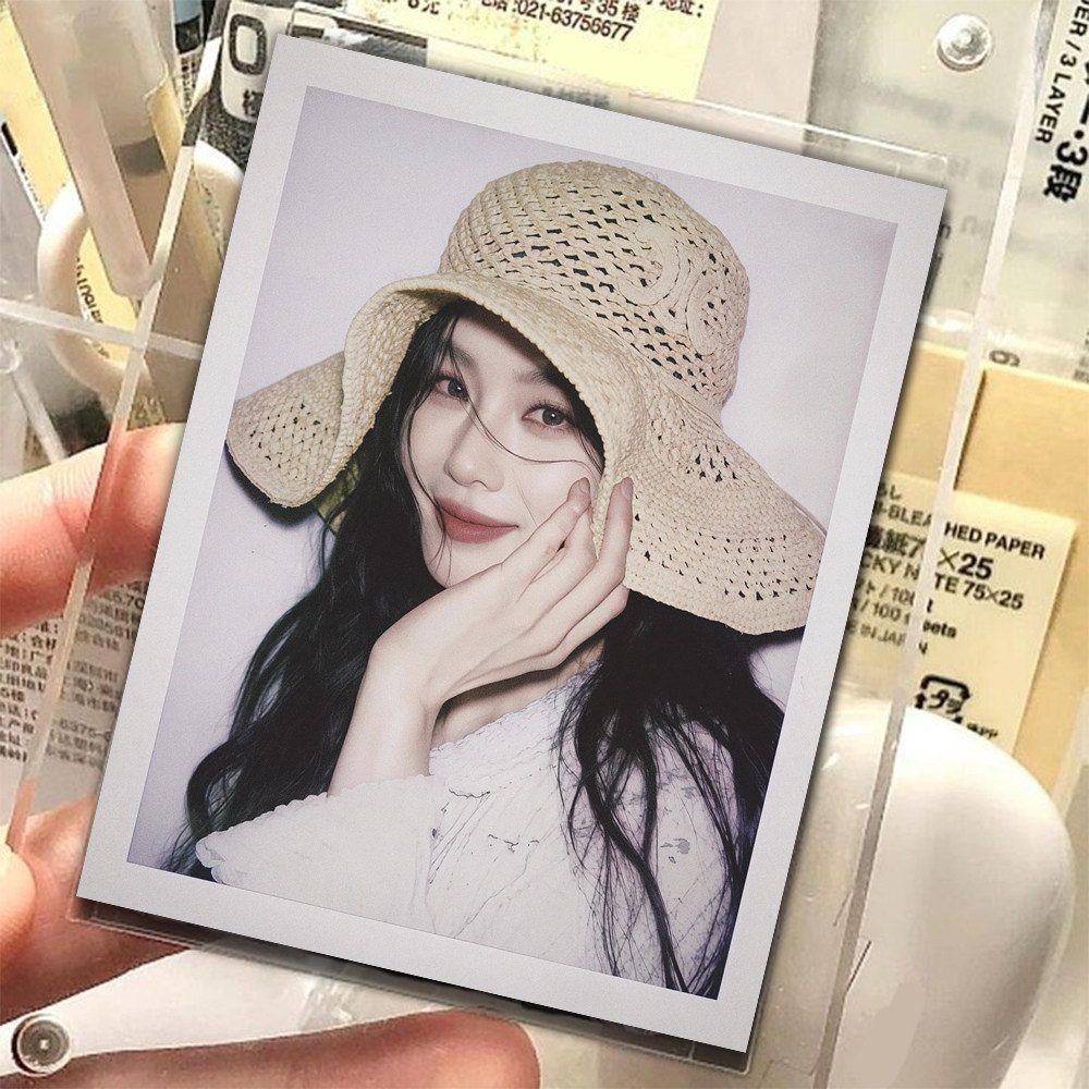 劉詩詩のポラロイド写真12枚セット。セレブ風の雰囲気のある、切り取り式の背景画像が装飾として付いています。
