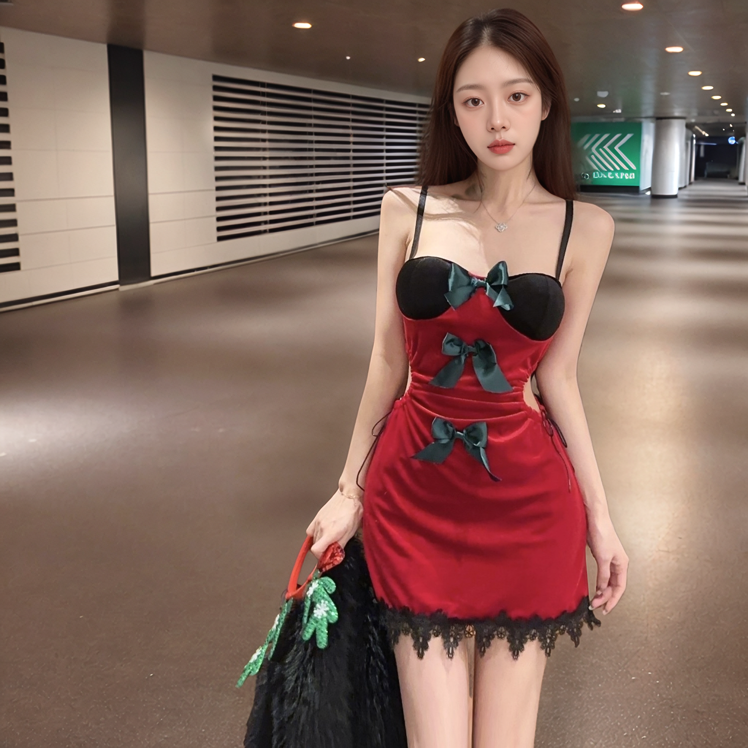 2025新款性感时尚拼色吊带丝绒蝴蝶结镂空圣诞连衣裙女别致气质