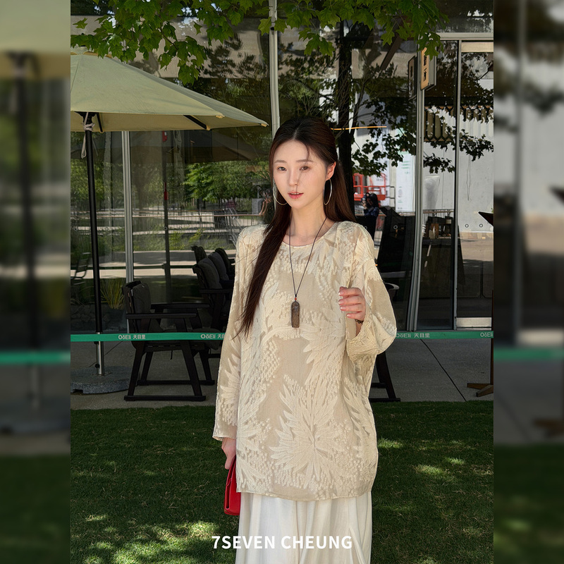 7Seven Burnt Flower Craft ~ Gentle and Warm Off-White Round Neck Design Exquisite and Elegant Long-Sleeve Lace Blouse for Women