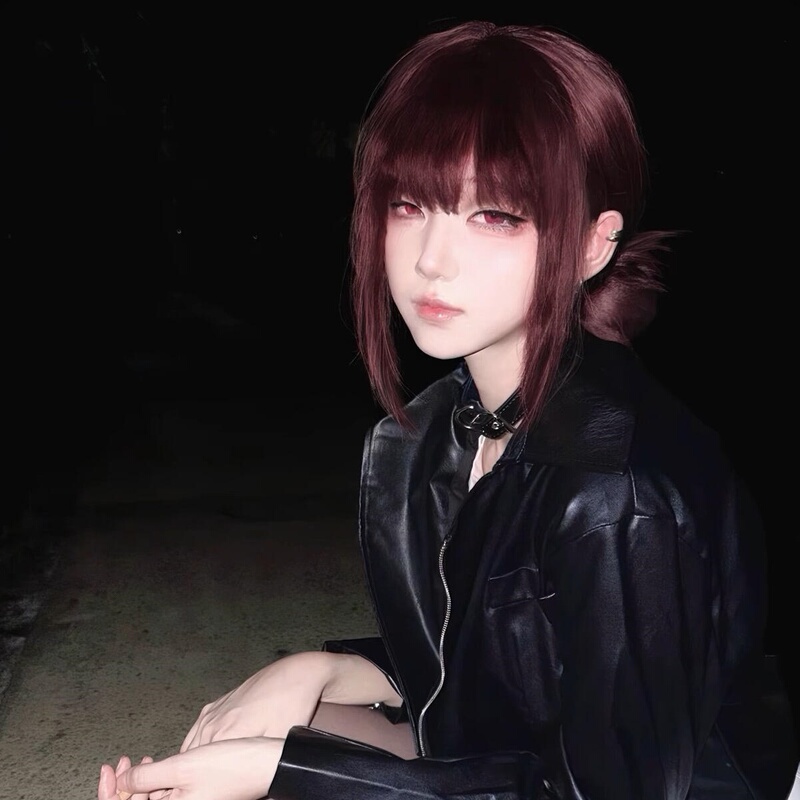 【Cos Wig Realistic Hair】Two People Smoking Behind the Supermarket's Back Door, Miss Yamada's Makeup Look Around Them