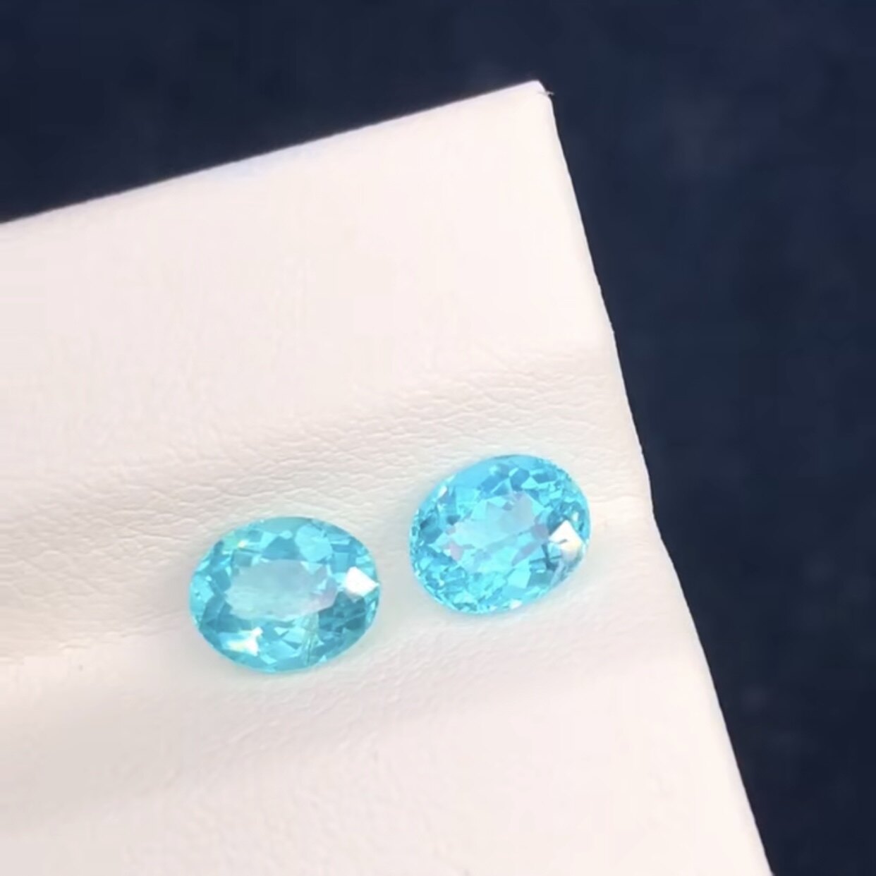 これは、美しい色合いと透明感のあるガラスのような外観を持つ、天然アパタイト製の1.83カラットのパライバトルマリンに似た新しい宝石です。