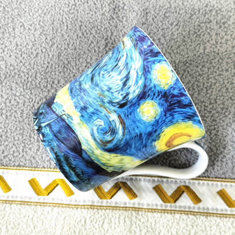 陶瓷手绘马克杯中的梵高星空艺术适合哪些人群?2026年的潮流解读