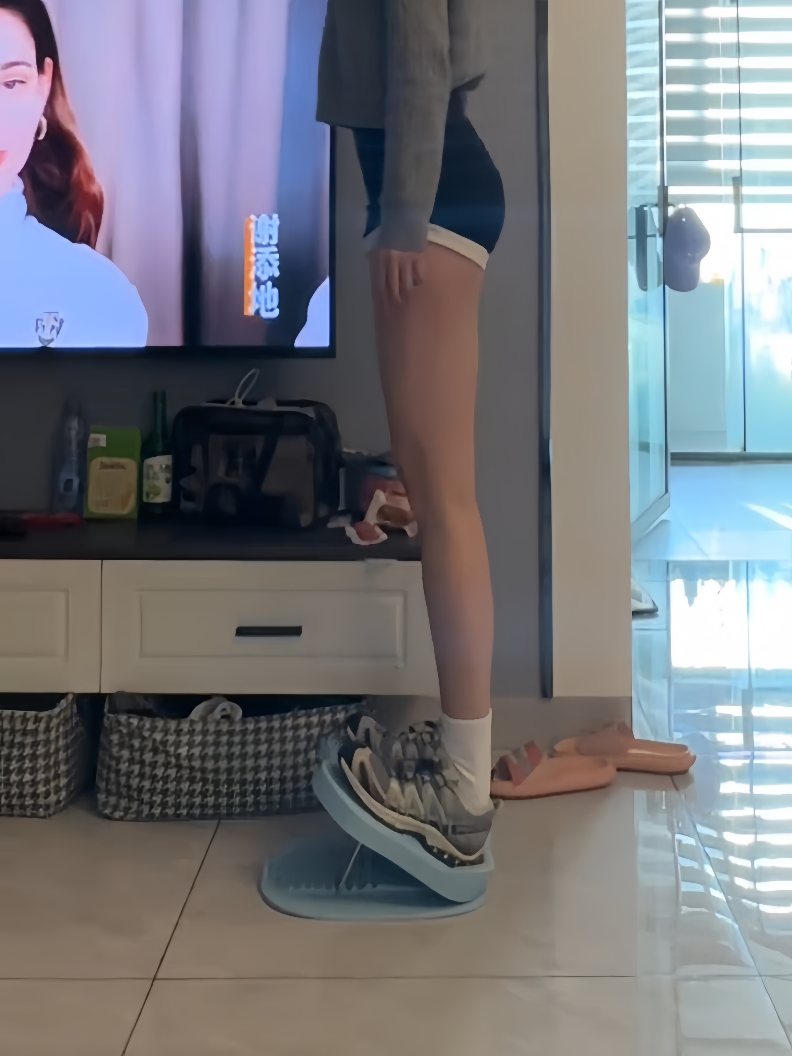 Stretching Board for Slimming Calf Muscles, Indoor Home-Use Leg Beauty Stretcher, Standing Multi-Functional Inclined Pedal Fitness Training Equipment