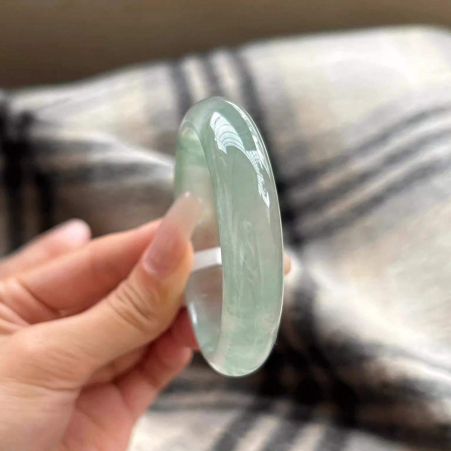 最も人気のある商品は、「蒼鳳シリーズ」の高級ミャンマー産氷翡翠バングル（女性用、淡い油緑色の本物の翡翠バングル）です。
