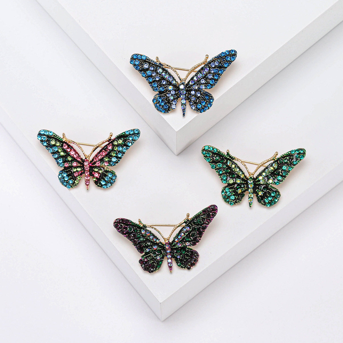 Fashionable Korean style butterfly brooch with alloy rhinestones, suitable for clothing, cardigans, and coats; creative and stylish insect brooch.