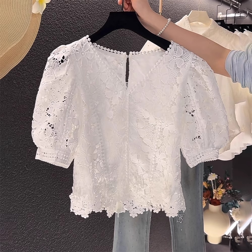 夏の女性用フレンチホワイトVネック半袖レースシャツ、ハイエンドで若々しく、ファッショナブルなフックフラワー中空シャツトップ