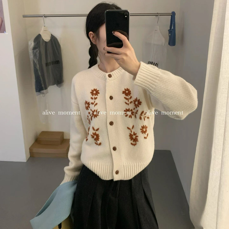 Vintage Lazy Style Heavy Floral Embroidery Round Neck Knit Cardigan Women's Long-Sleeve Sweater with a High-End Feel and Slimming Effect Vintage Lazy Style Heavy Floral Embroidery Round Neck Knit Cardigan Women's Long-Sleeve Sweater with a High-End Feel and Slimming Effect