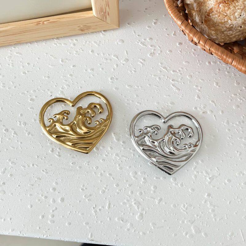 New hollowed-out heart stainless steel brooch for women, unique and versatile design, heart-shaped pin, corsage, jewelry and accessories.