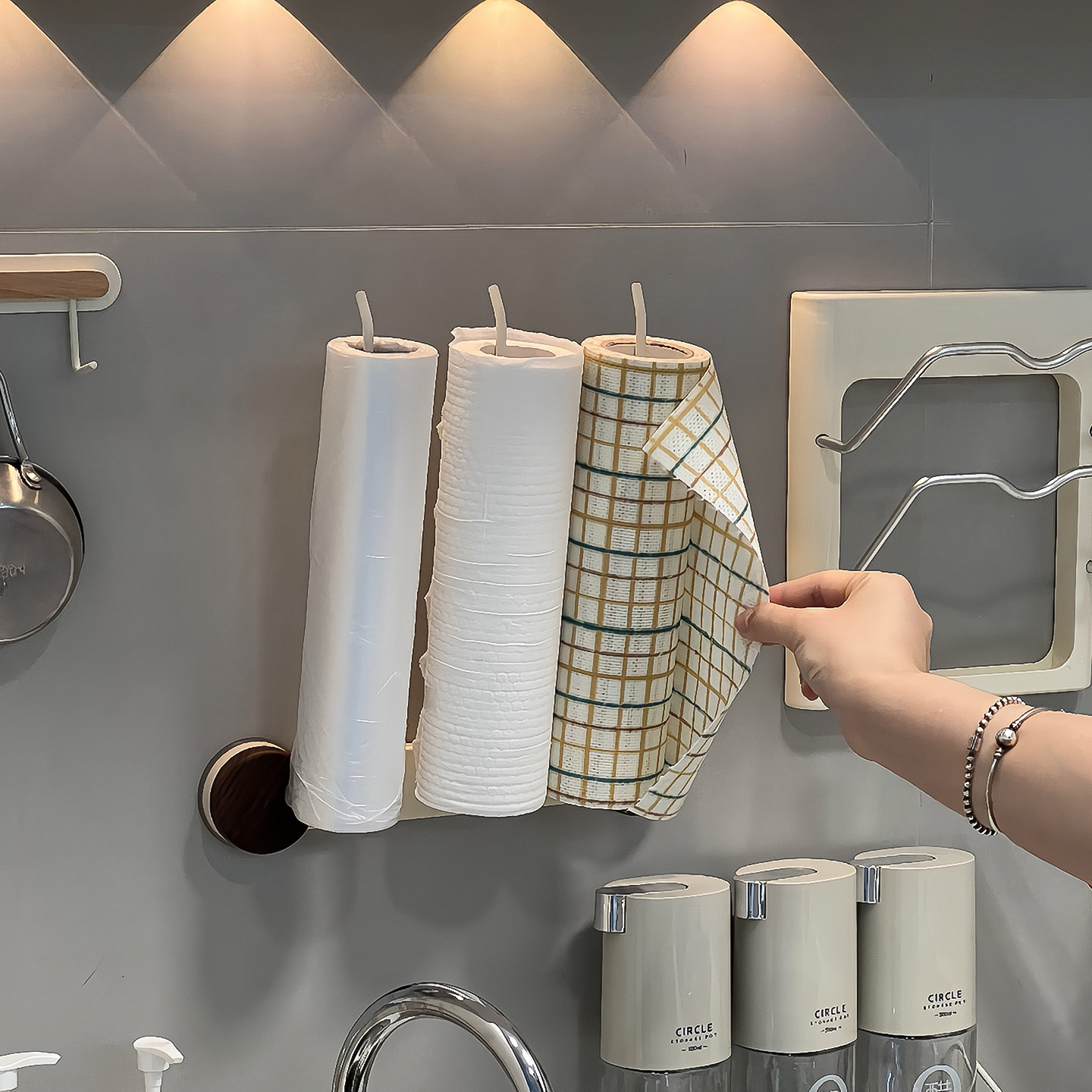 Присоска кухонная подставка для бумажных полотенец подвесная полка для пищевой пленки настенная многофункциональная полка для тряпок без сверления