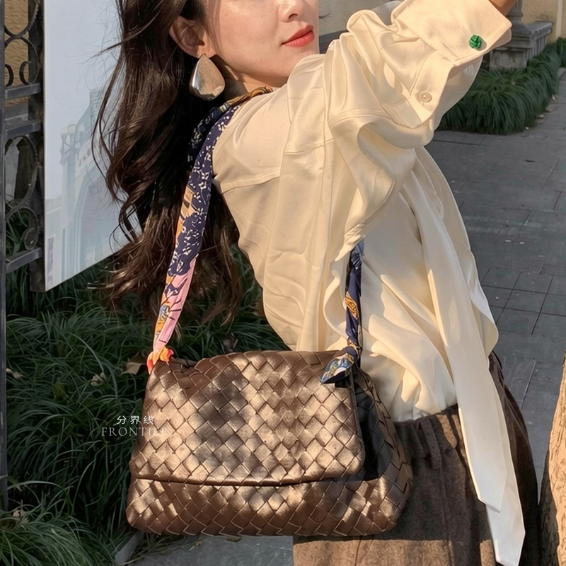 【Dividing Line】Imported Cowhide Giorno Woven Bag Garbage Bag Underarm Bag Commuter Bag