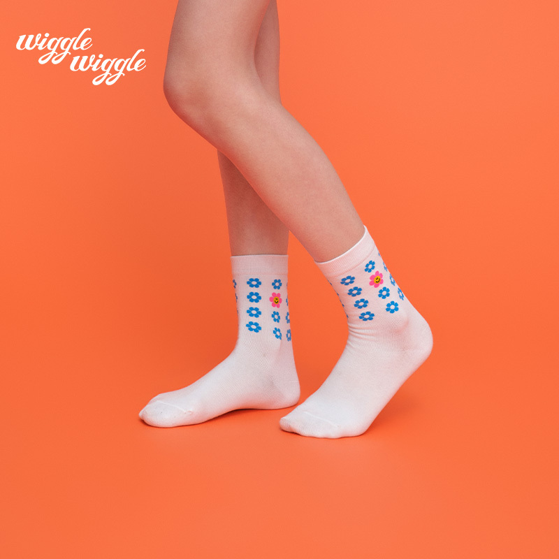 Wigglewiggle26 Spring/Summer New Product Smiley Face Flower Fashion Dopamine Seamless Breathable Mid-Calf Socks