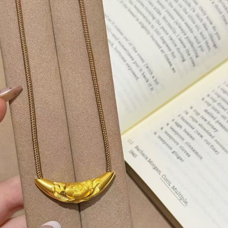 Gold-Colored Minimalist Luxury Jewelry: Pure Gold Curved Tube Peony Pendant Clavicle Chain Sweater Chain Necklace