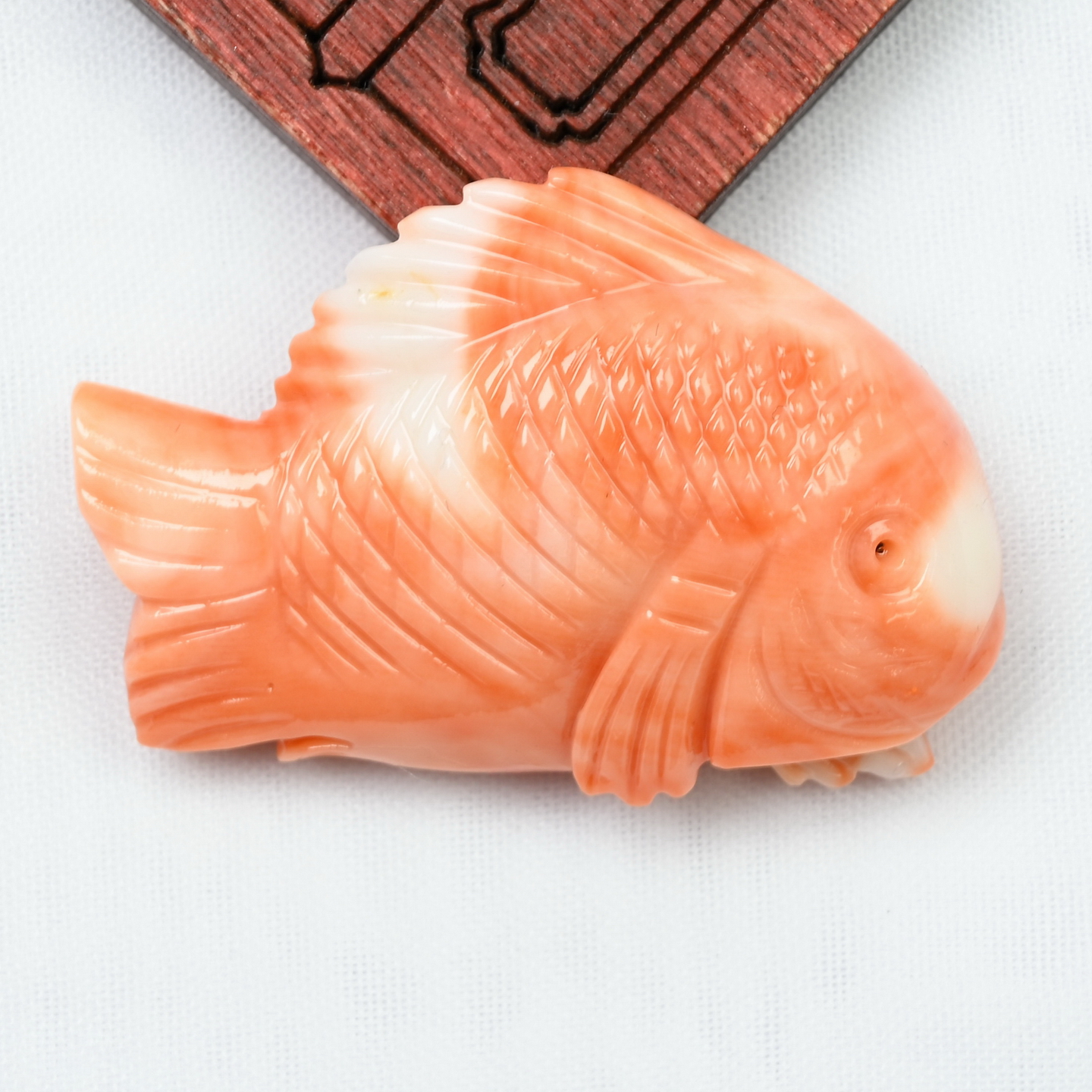 巧艺珠宝天然momo珊瑚雕刻件桃红色鱼吊坠，连年有余挂件，7.35克